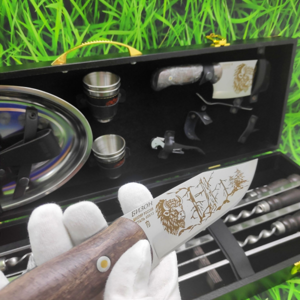 Набор для шашлыка и гриля в чемодане Кизляр Царский №8, 16 предметов с подставкой для горячего